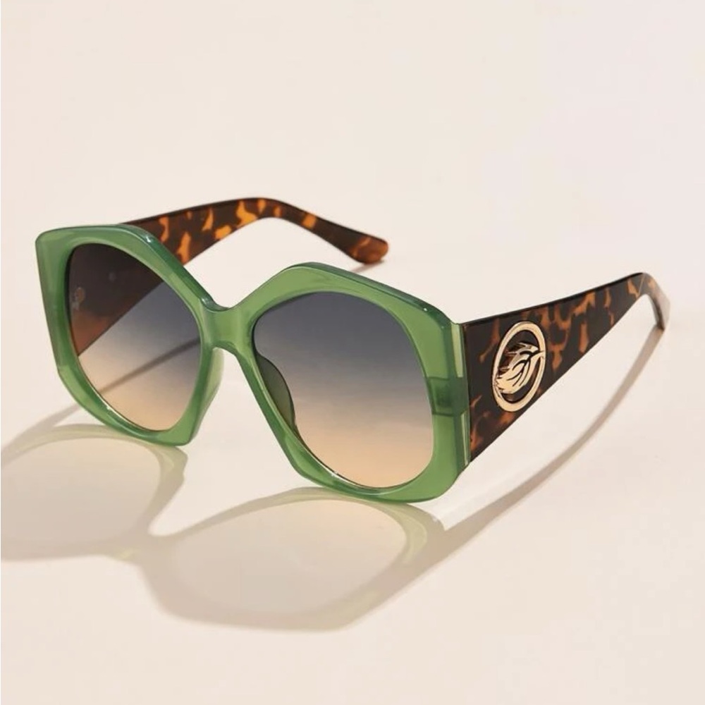 Trendy Pair of Sunglasses 🕶️